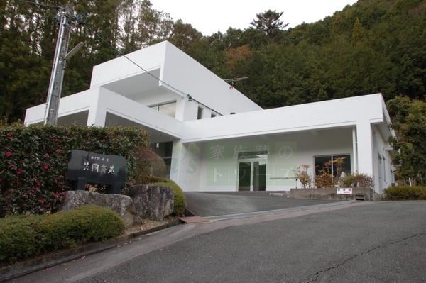 静岡・愛知で葬儀・葬式・家族葬をお探しなら家族葬のトワーズ 佐久間水窪斎場の内装画像