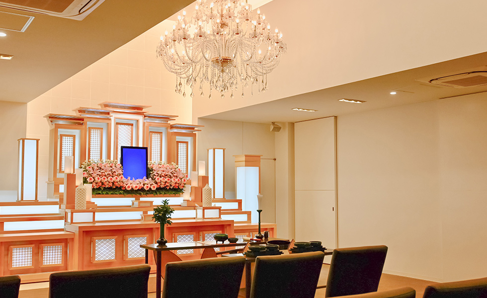 浜松南店の葬儀式場外観と祭壇