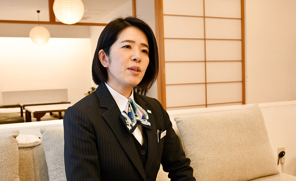 浜松南店の葬儀式場外観と祭壇