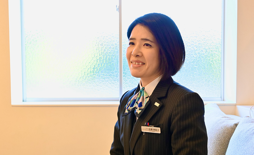 浜松南店の葬儀式場外観と祭壇