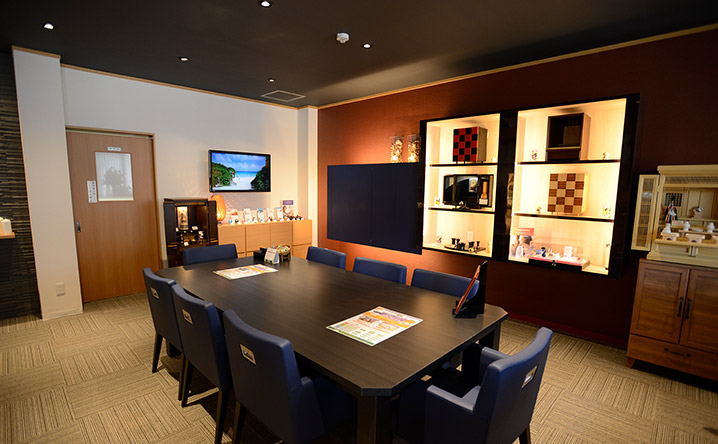 浜松店の葬儀式場外観と祭壇