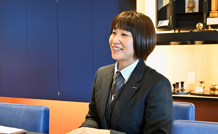 浜松店の葬儀式場外観と祭壇