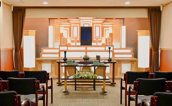 浜松店の葬儀式場外観と祭壇